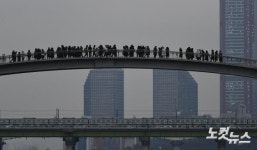 구름에 가려진 일출