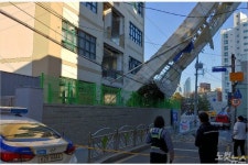 부산 수영구 중학교 공사중 가설물 무너져