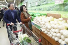 문 대통령, 설 하루 앞두고 하나로마트 방문…우리 농산물 구매