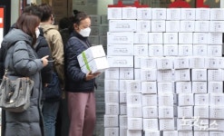 마스크 대량구매 나선 외국인 관광객