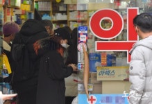 명동 약국 마스크 구입하는 관광객들