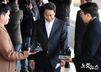 피의자 신분으로 검찰 출석한 임종석 전 실장