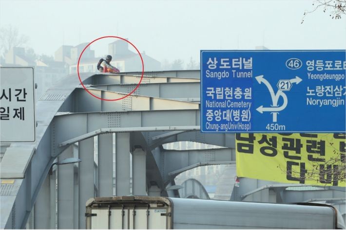 고공농성으로 주목받는 한강대교, 아동 집단수용시설 폭력 피해자의 진실규명 요구