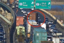 부산 낙동대교서 트레일러 교통사고…출근길 정체