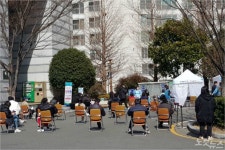 확진자 속출 부산 동래구 보건소에 자원봉사 지역 의사들 눈길