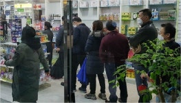 제주 빗줄기에도 공적마스크 구입 행렬 줄이어