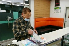 고생많지? 먹고해 새벽에 부산 지구대 찾은 70대의 따뜻한 기부