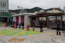 열 체크에 비닐장갑까지 부산지역 사전투표소 발길 이어져