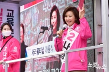 환하게 웃는 나경원 후보