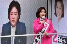 나경원 후보 유세 차량의 이수진 후보 영상