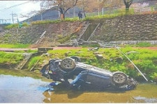 달리던 차량 도로 옆 하천에 전복…운전자 경상