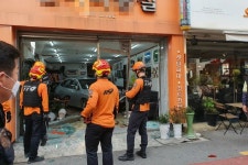 무면허 상태로 고객 차량 옮기다 미용실로 돌진