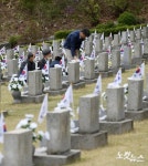 묘지 둘러보는 참배객들