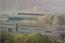 부산 약품 물류센터 화재…소방관 부상·억대 피해(종합)