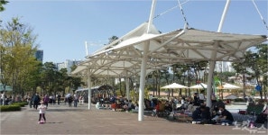 황금연휴 첫날 부산 화창…곳곳서 나들이객 북적