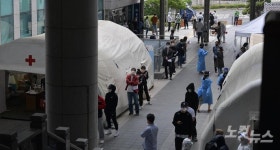 용산구 선별진료소에 줄 선 시민들과 외국인들