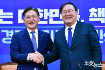 악수하는 정의당-더불어민주당 원내대표