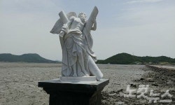 전남 신안 병풍도에 예수 12제자상 들어섰다