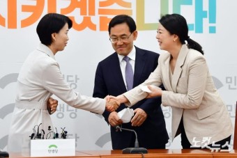 인사하는 민생당 김정화 대표-통합당 배현진 원내대변인