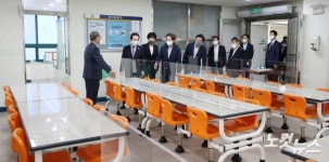 고3 학생들 급식실 둘러보는 정세균 총리