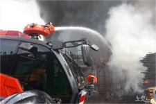 김해 목재공장 불 옆 공장으로 번져…큰불 잡고 진화 중