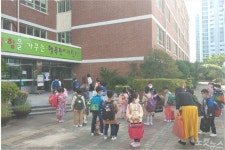 부산 초등 1·2학년, 첫 등교수업…학부모는 감염 위험에 걱정