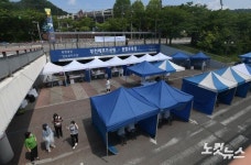 부천종합운동장 외부에 마련된 선별진료소