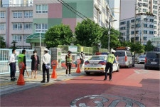 초등학교 주변 교통 혼잡 없었다 대부분 자가용 대신 도보 이동
