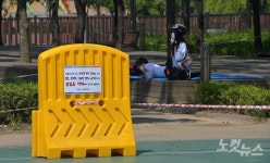텐트, 그늘막, 돗자리 설치 금지 안내문 세워진 부천 상동호수공원
