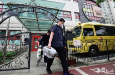 [노컷한컷]물류發 감염, 침묵깬 윤미향까지 찰칵