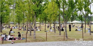 31일 부산곳곳 시민들로 북적…생활 속 거리두기 위태