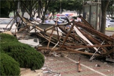 포항 대잠사거리 빌딩서 대형 철 구조물 추락…인명피해 없어