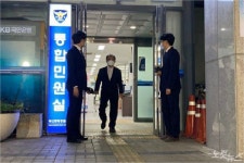 구속 피한 오거돈, 작은 목소리로 죄송합니다 반복(종합)