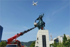 장군님, 시원하시죠? 창원시, 최윤덕장상 동상 세척