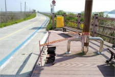 갈라지고 솟고 파이고 암초 투성이 자전거도로