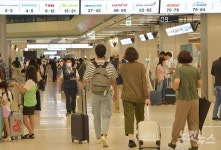 여행객들로 북적이는 김포공항 국내선 청사