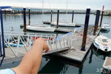 제주 도두항에 무슨 일이…요트 시설 철거에 시끌