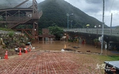 물에 잠긴 곡성 압록유원지 진입로