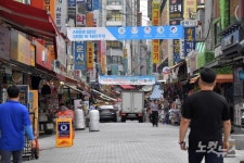한산한 모습 보이는 남대문시장