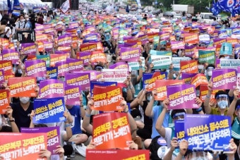 구호 외치는 의협 총파업 궐기대회 참가자들