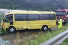칠곡 왜관 국도서 통근 버스 빗길 미끄러져 14명 부상
