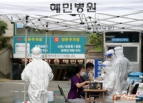 코로나19 검사 받는 혜민병원 관계자들