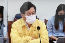 신동근 이재명, 기본소득과 재난지원 구분 안해 논쟁 불러