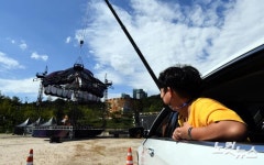 파란하늘 아래에서 펼쳐진 서커스 공연