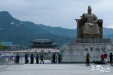 개천절 집회 대비, 펜스 설치하는 경찰