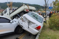 청주 김수녕양궁장 도로서 9중 추돌…11명 부상