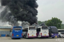 청주 차량 유리 정비업체서 불…버스 3대 일부 소실