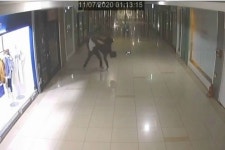 휴대전화 때문에… 부산 지하상가 폭행 사건 남성 경찰 출석(종합)