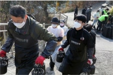 겨울 앞두고 온정의 손길…강릉 부기촌서 연탄 나눔 봉사