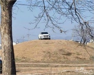 [단독]문화재가 주차장?…경주 쪽샘지구 고분에 SUV 주차 논란